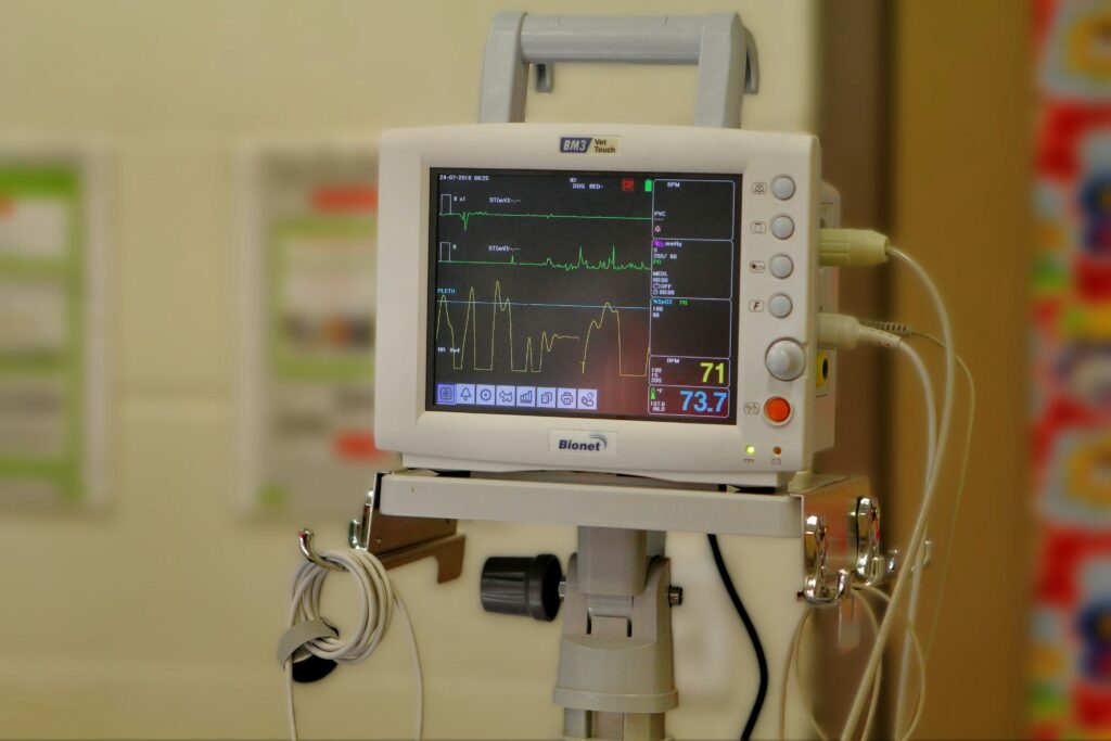 Monitoring pour contrôler la fréquence cardiaque d'un malade qui a composé le numéro des urgences à Agadir