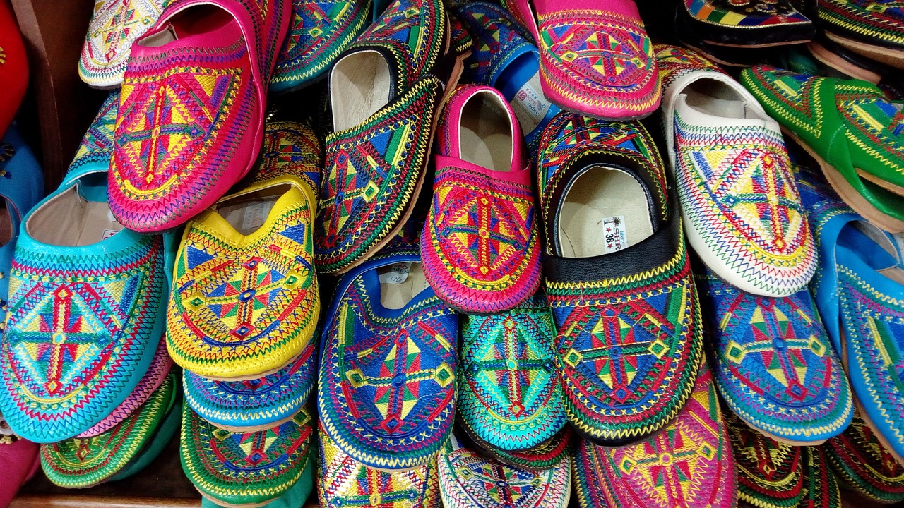 Babouches en cuir traditionnel vendu dans le Souk el Had d'Agadir