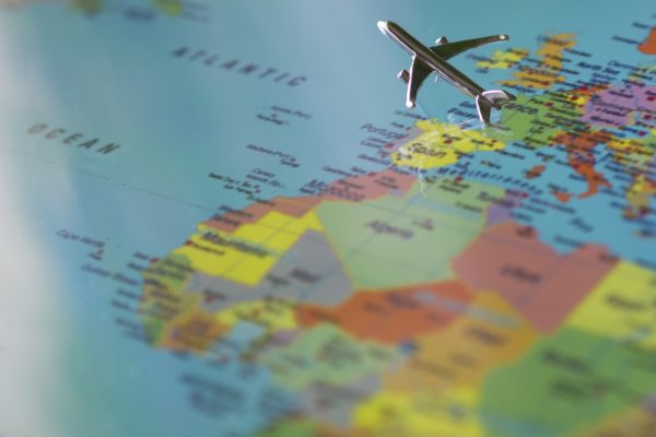 Carte du monde survolée par un avion