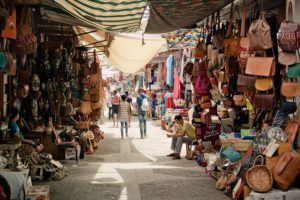 Allée du souk El Had d'Agadir au milieu des stands dédiés à l'artisanat