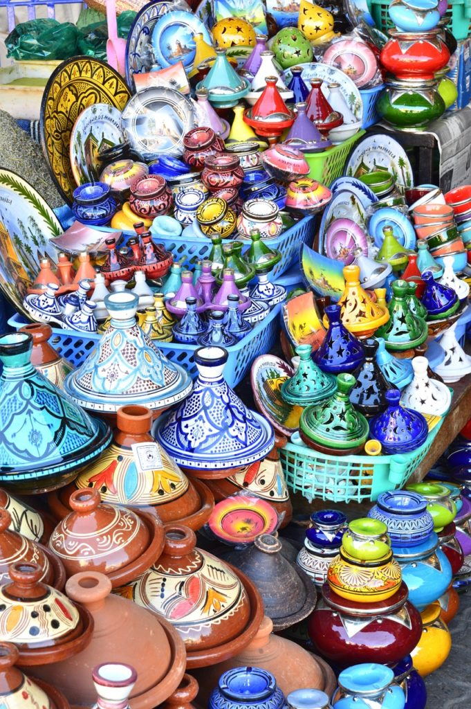 Des décorations et tagines conçus à la main que l'on retrouve sur Agadir