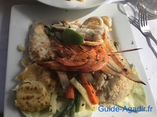 Assiette d'un plat au poisson servit au Petit Pêcheur d'Immi Ouaddar près d'Agadir