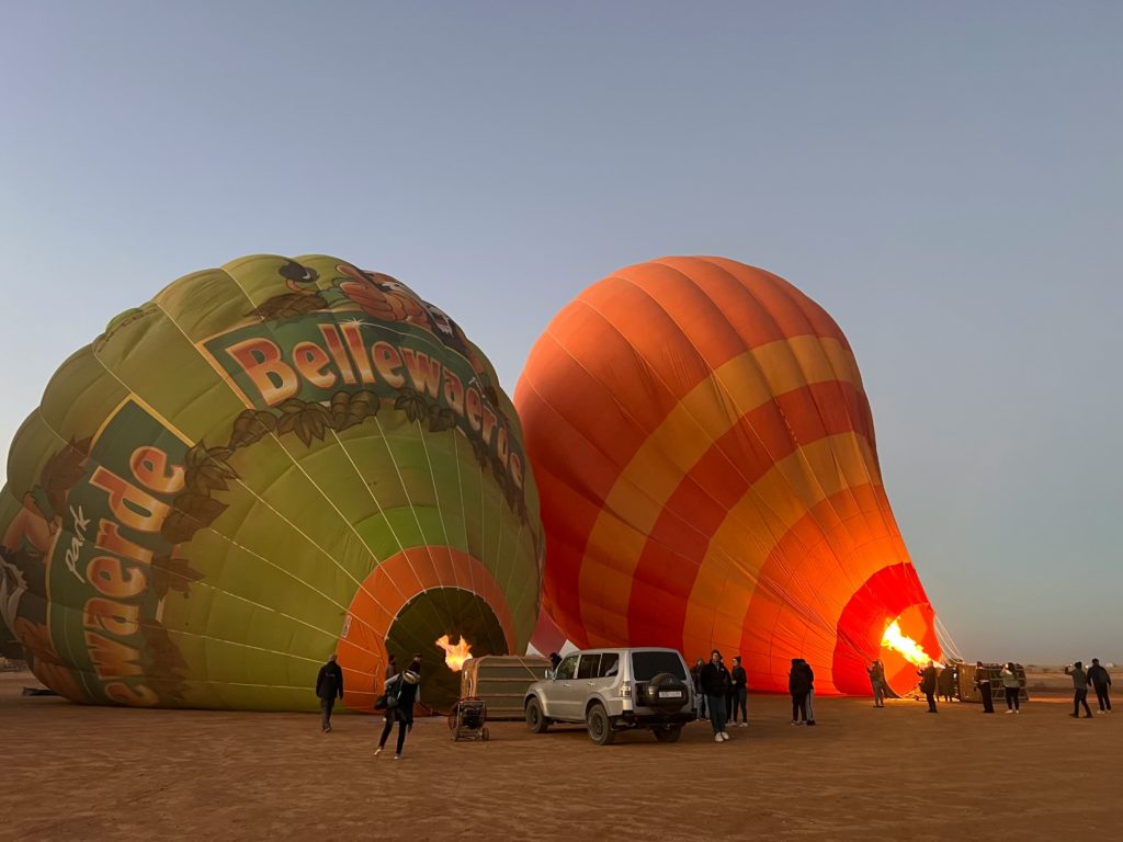 gonflage et préparation d'un vol de montgolfière à Agadir