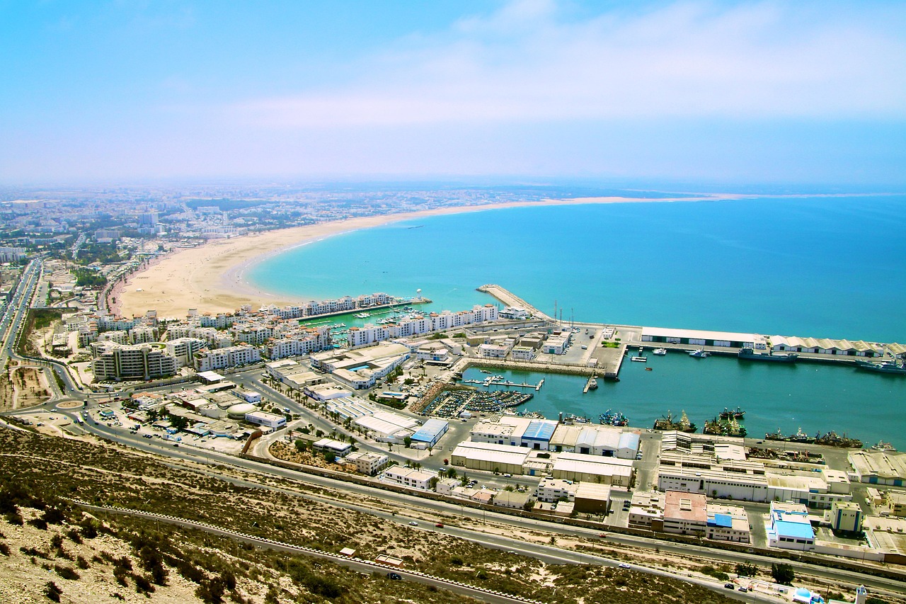 Vue aérienne de la mer avec une colère en bateau à Agadir