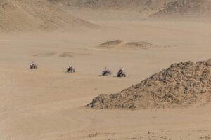 Vacanciers qui fond une excursion en quad dans le désert d'Agadir au Maroc