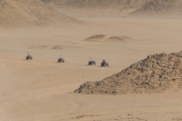 Vacanciers qui fond une excursion en quad dans le désert d'Agadir au Maroc