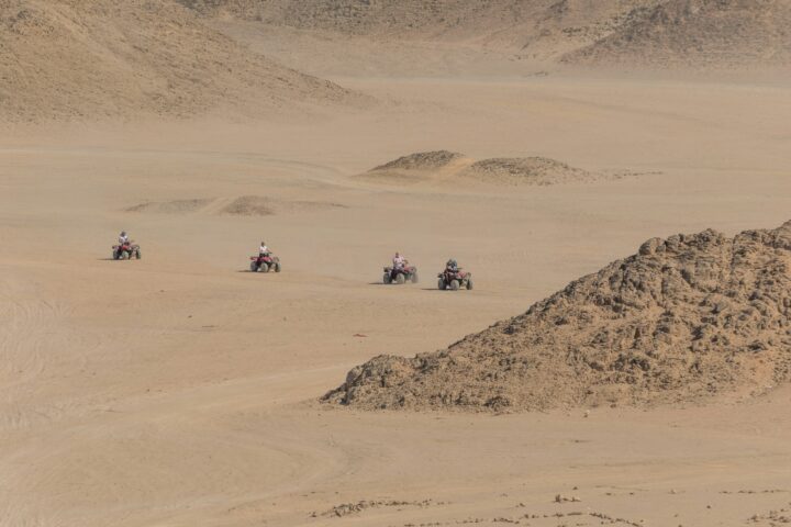 Vacanciers qui fond une excursion en quad dans le désert d'Agadir au Maroc