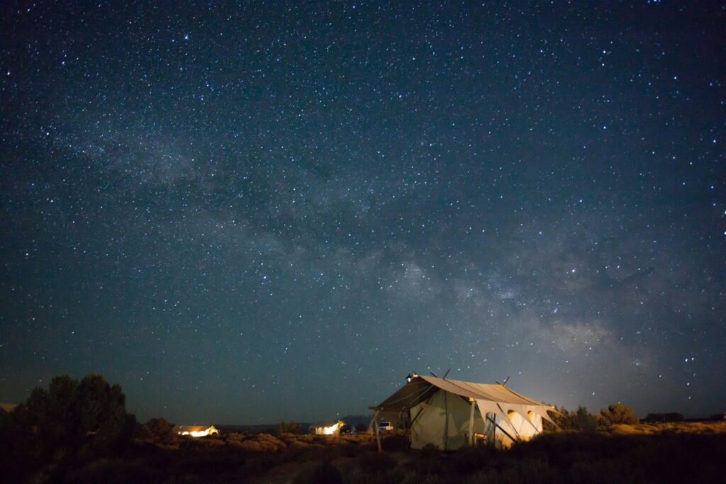 Personne qui voyage à Agadir en camping-car et qui dort à la belle étoile