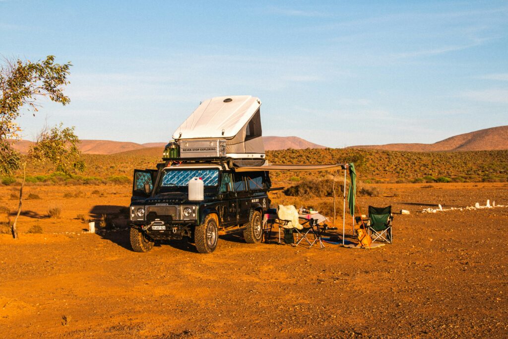 Fourgon aménagé qui faite une halte dans le désert d'Agadir