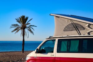 Camping-car sur Agadir stationné au bord de la mer