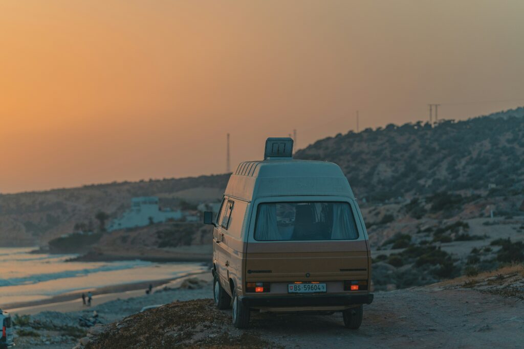 Van stationné devant un coucher de soleil à Agadir