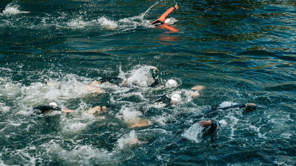 Des athlètes qui nagent pendant la compétition de l'Ironman 70.3 à Agadir