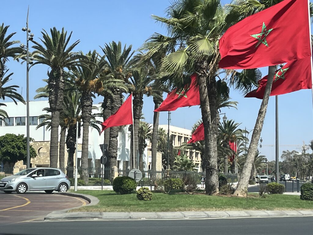 Drapeaux du Maroc qui habillent les rues d'Agadir à l'approche de la CAN 2025