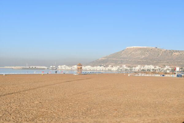 La plage d'Agadir une journée d'hiver pendant la CAN 2025