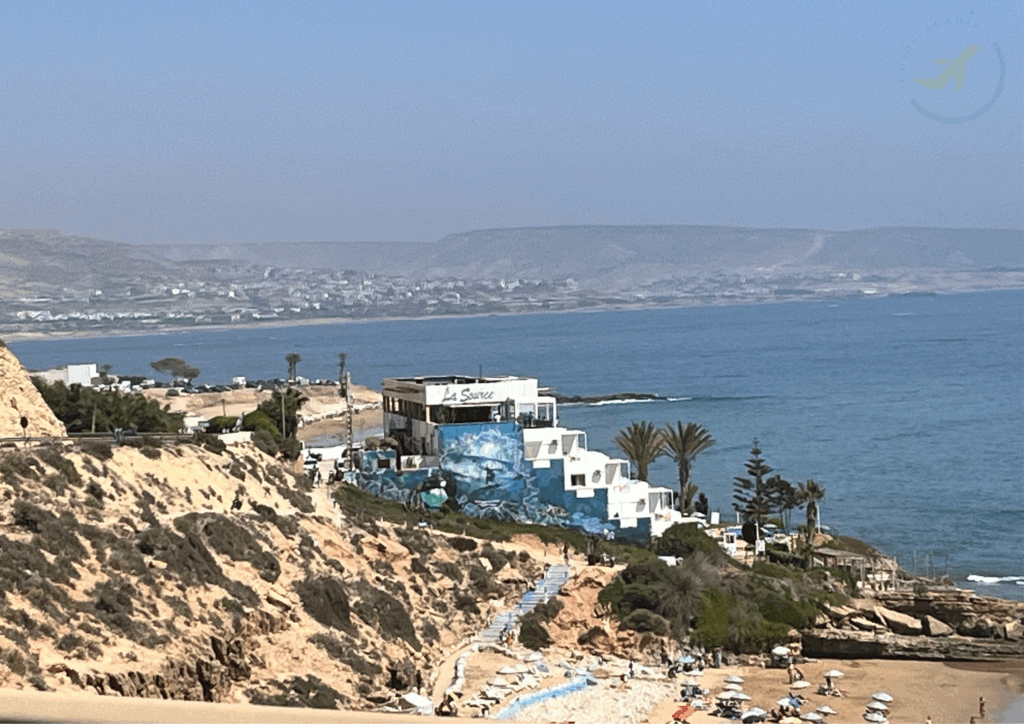 Vue sur Taghazout depuis un bus touristique à ciel ouvert d'Agadir