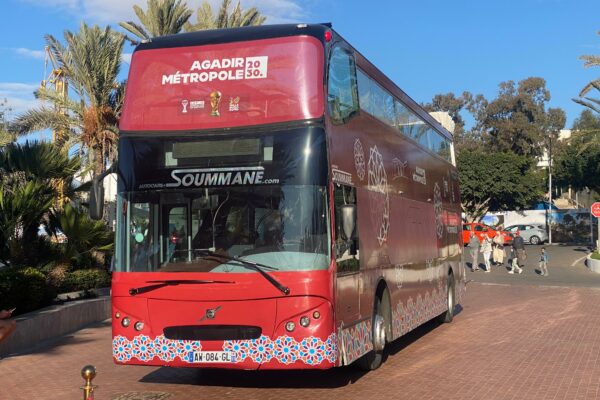 bus touristique à ciel ouvert à Agadir de couleur rouge