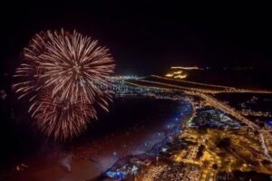 Feux d'artifice sur la corniche à l'occasion de la nouvelle année 2076 à Agadir