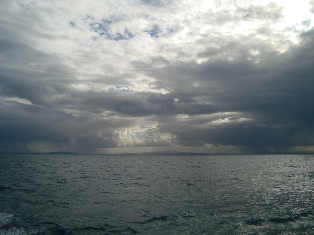 Le ciel gris au dessus de la mer à cause de la tempête Francis qui traverse Agadir