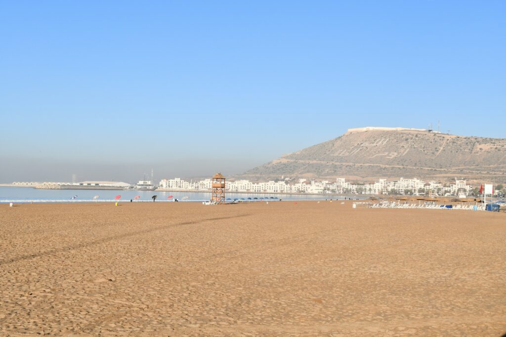 Plage d'Agadir avec des touristes venus du monde entier