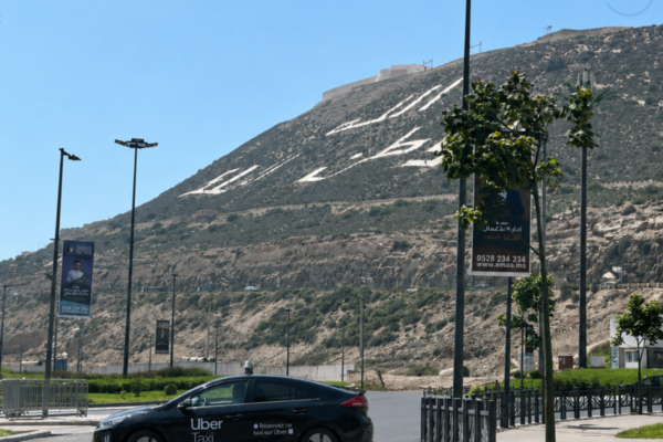 Taxi uber sur les routes d'Agadir