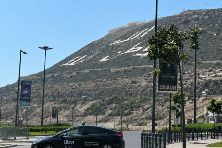 Taxi uber sur les routes d'Agadir