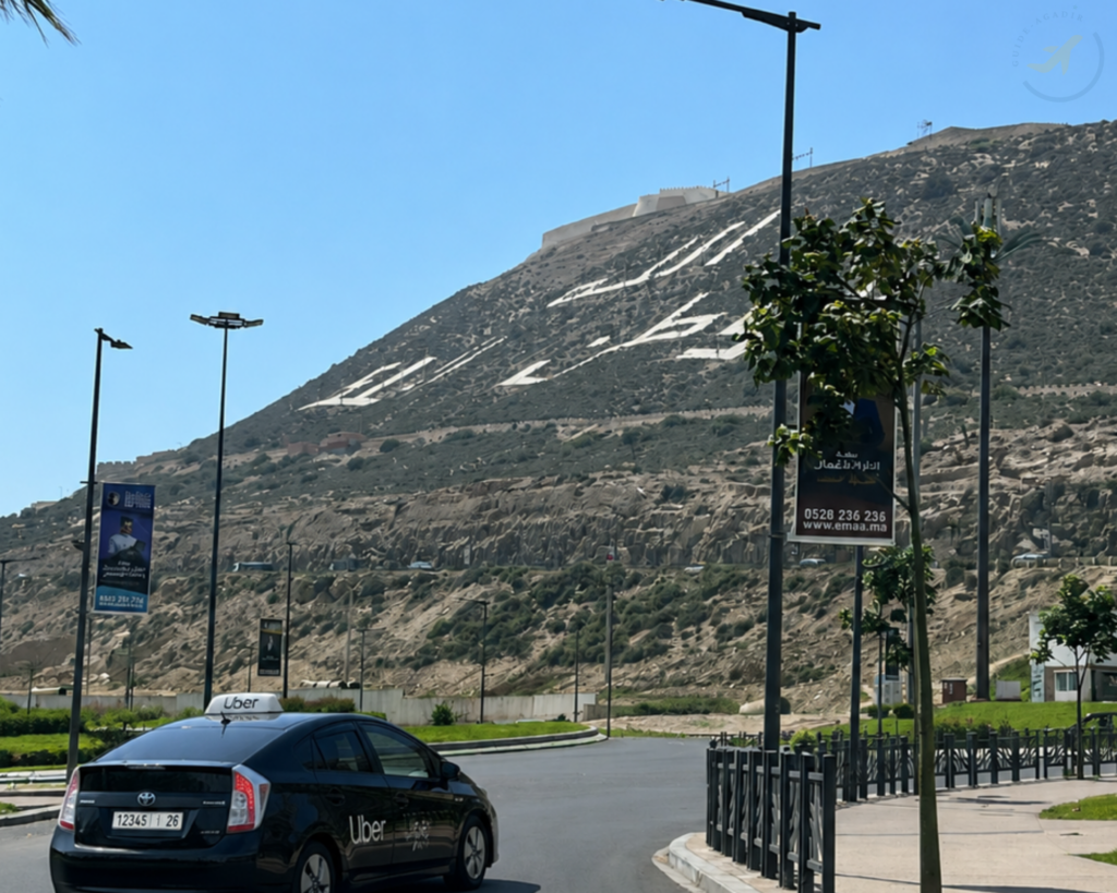 Voiture uber qui arpente les ruelles d'Agadir