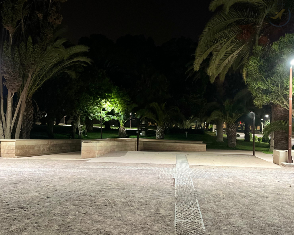Les bancs qui permettent aux visiteurs de faire une pause dans les parcs gratuits d'Agadir