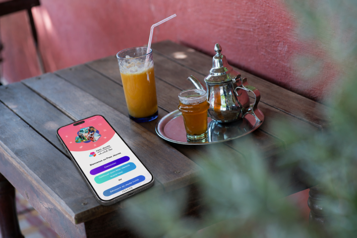 Application pass jeunes téléchargé sur un smartphone d'un jeun d'Agadir