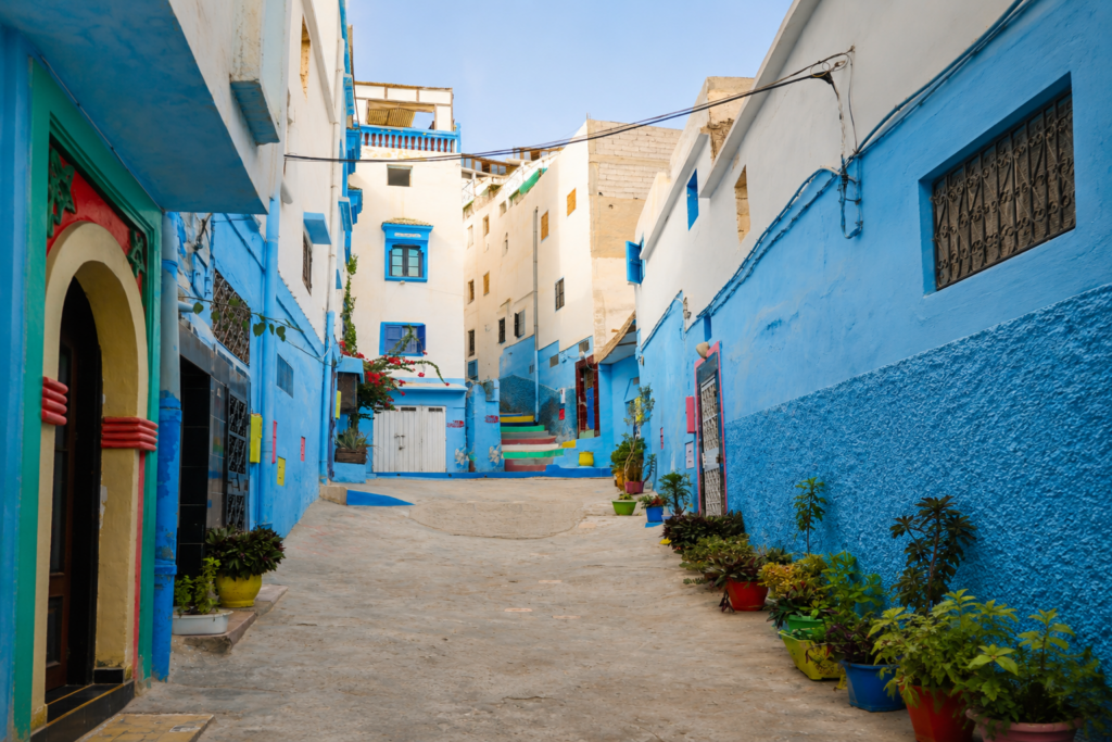 Le village de Taghazout au charme authentique avec ses façades colorées