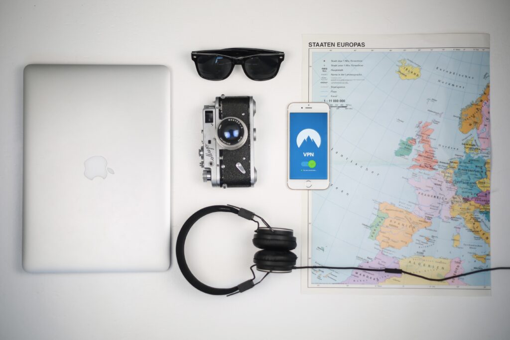 un ordinateur et une carte pour planifier ses vacances à agadir