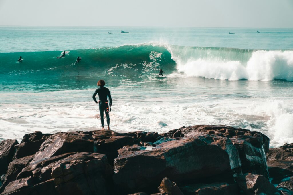 Des surfeurs qui font du surf à Taghazout près d'Agadir
