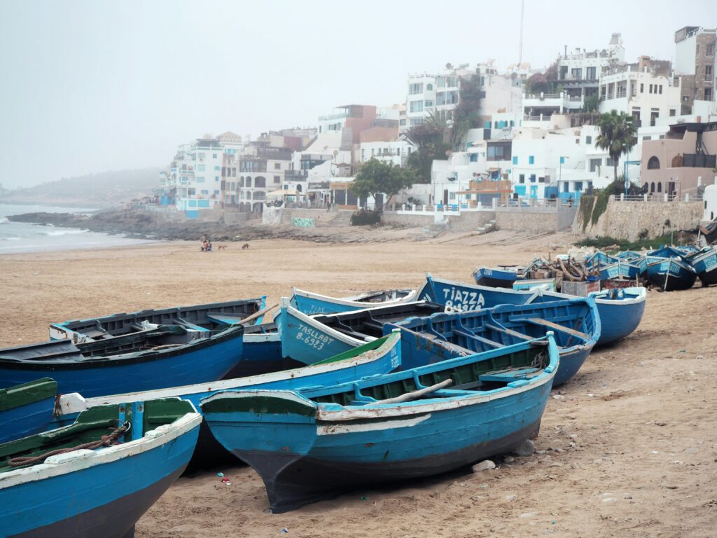 Bateaux bleus sur la plage de à quelques kilomètres d'Agadir