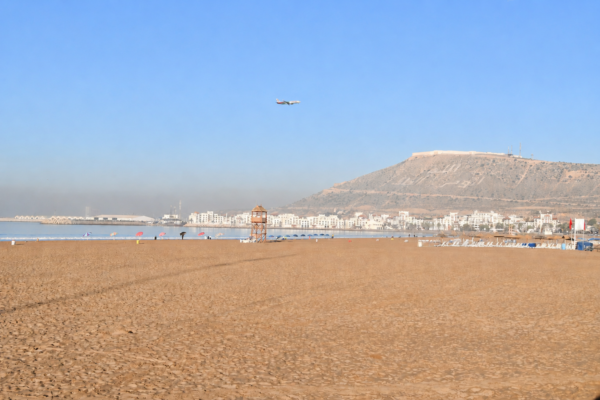 Avion qui effectue un vol direct vers agadir qui traverse la plage.