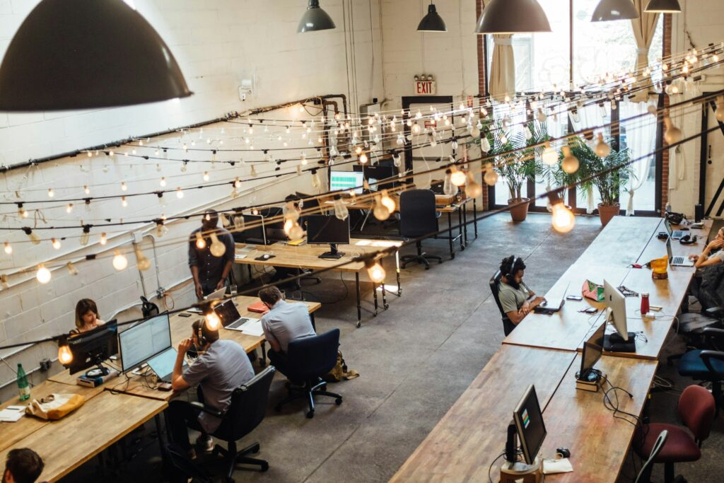 espace de coworking Agadir avec des entrepreneurs qui travaillent sur pc