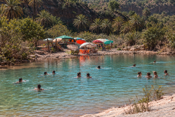 Bassins naturels avec des gens qui se baignent à Paradise Valley Agadir