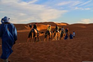 touristes qui font une excursions en chameaux autour d'Agadir
