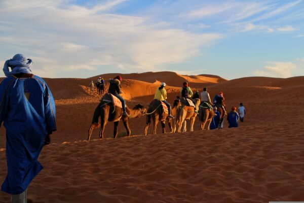 touristes qui font une excursions en chameaux autour d'Agadir