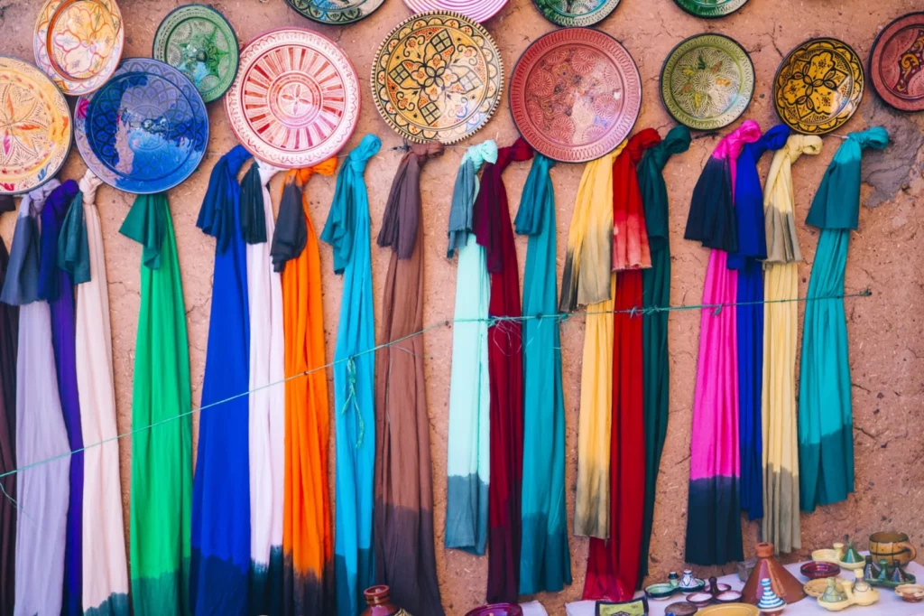 Petites étoles colorées trouvées dans un souk pendant une excursion autour d'Agadir